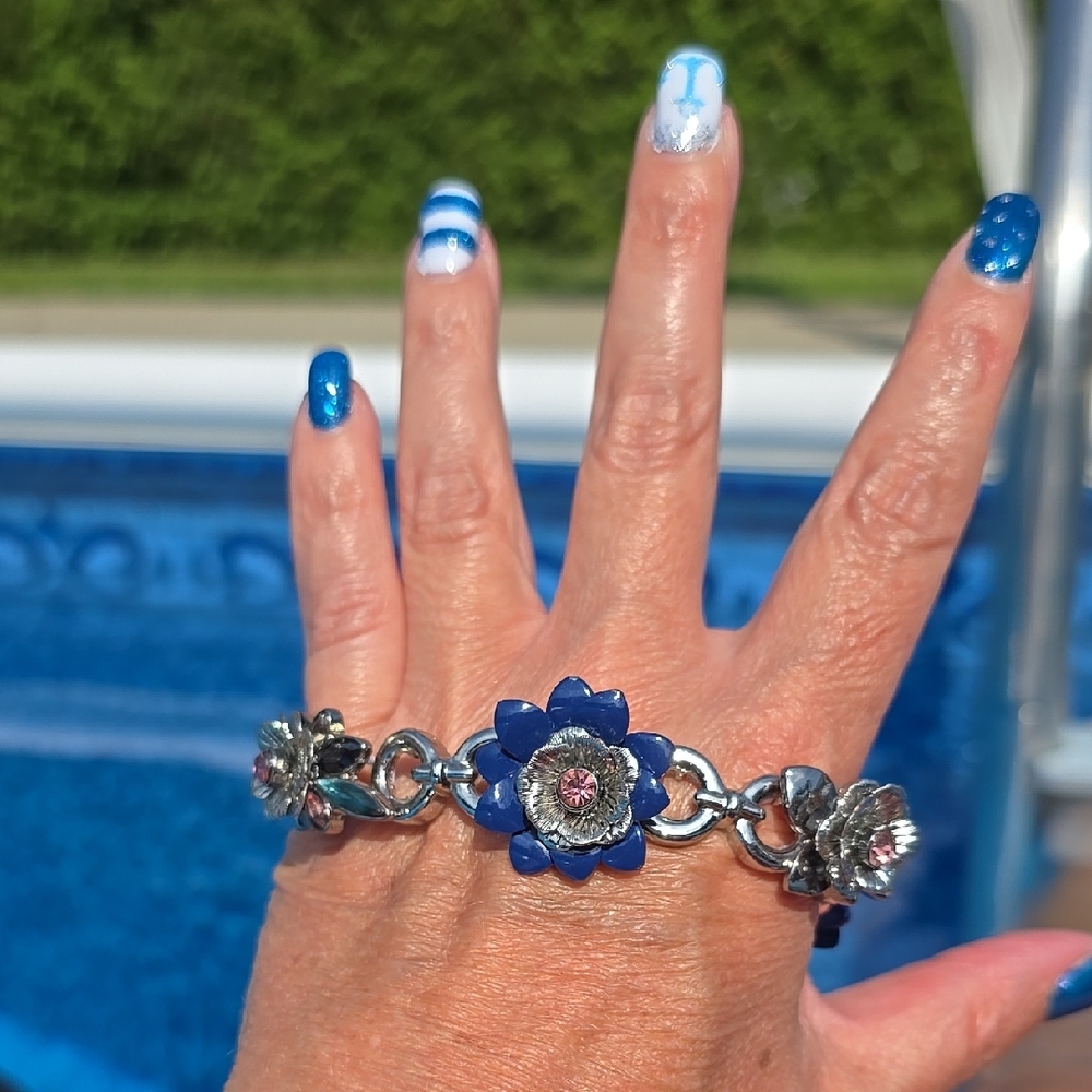 Floral Metal Bracelet - Picture 10 of 10